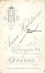 Hedström Anna, född 4 mars 1863. Övertog 1890 Alfred Hermanssons gamla ateljé vid Drottninggatan 6-8.Hennes kundkrets ökade så att hon fick flytta till en större lokal vid Storgatan 14 – 16 år 1910. image